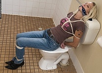 Max Bella - On the loo